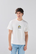 Camiseta cuello redondo crema con diseño college deportivo
