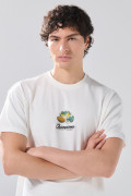 Camiseta cuello redondo crema con diseño college deportivo
