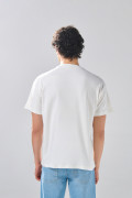 Camiseta cuello redondo crema con diseño college deportivo
