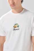 Camiseta cuello redondo crema con diseño college deportivo
