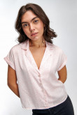 Blusa oversize unicolor estampada con cuello resort