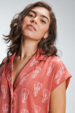 Blusa oversize unicolor estampada con cuello resort