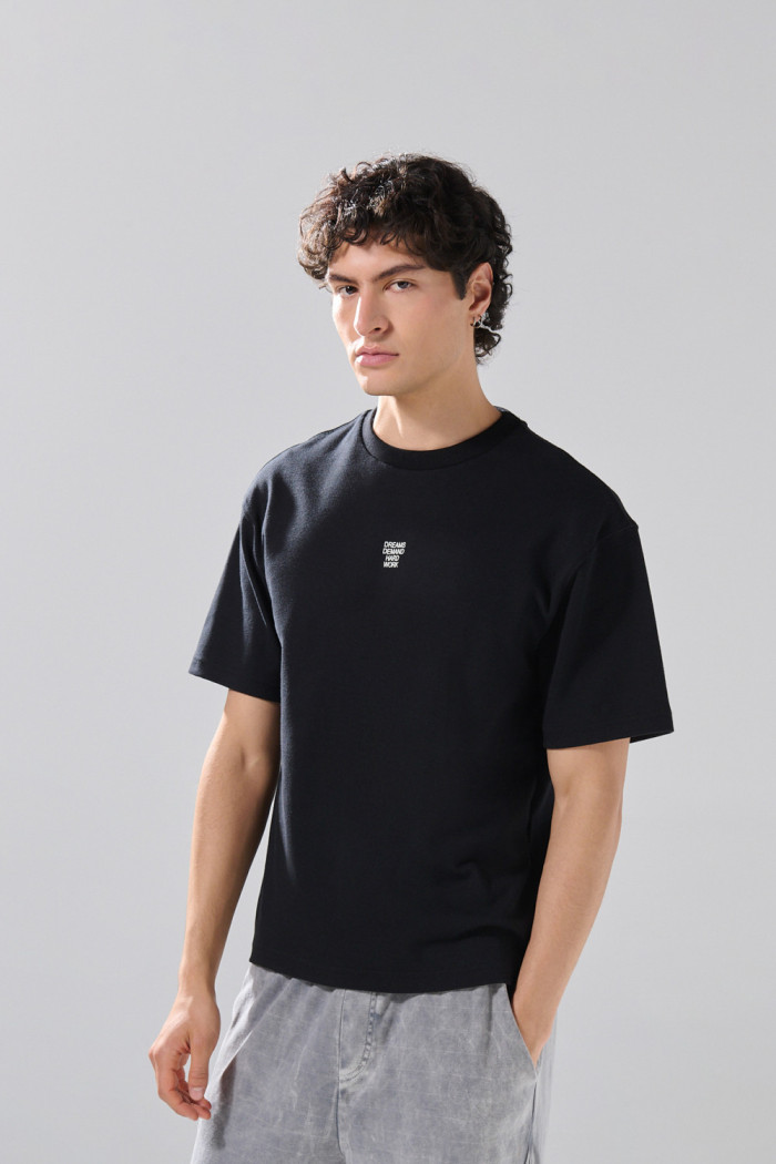 Camiseta manga corta negra oversize con textos de Boho Club
