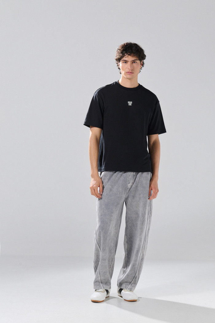Camiseta manga corta negra oversize con textos de Boho Club
