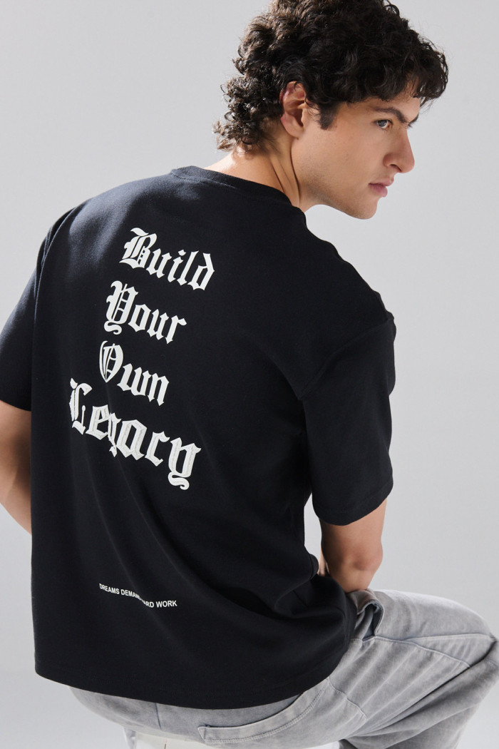 Camiseta manga corta negra oversize con textos de Boho Club
