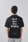 Camiseta manga corta negra oversize con textos de Boho Club
