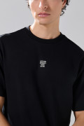 Camiseta manga corta negra oversize con textos de Boho Club
