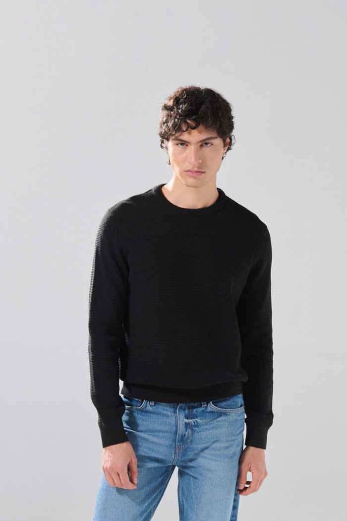 Suéter cuello redondo negro tejido con texturas