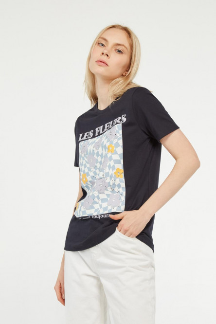 Camiseta manga corta con estampado en frente.