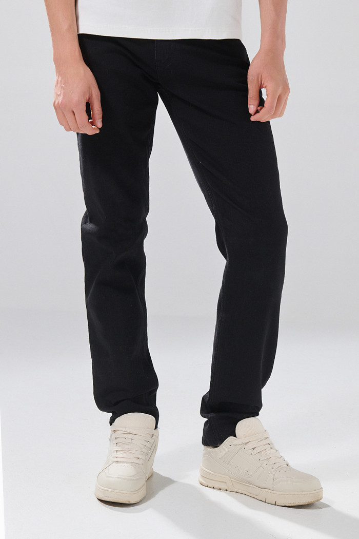 Jean infaltables slim negro con botón y tiro bajo
