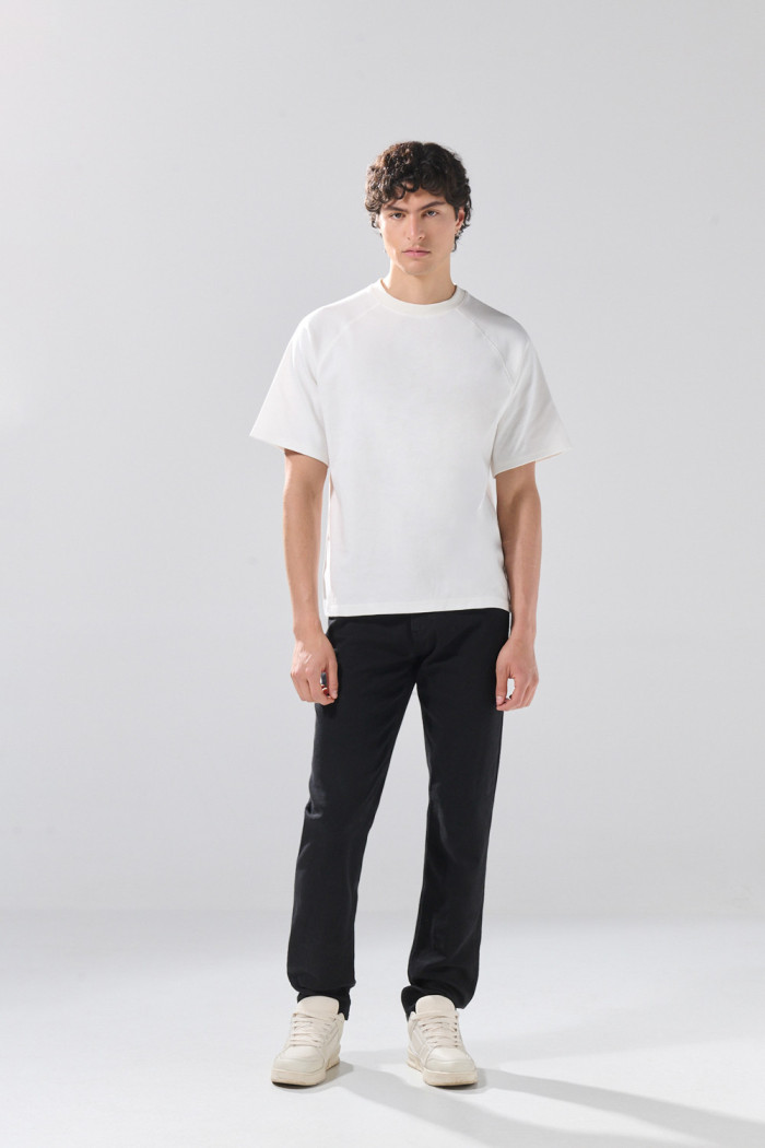 Jean infaltables slim negro con botón y tiro bajo
