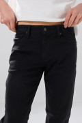 Jean infaltables slim negro con botón y tiro bajo
