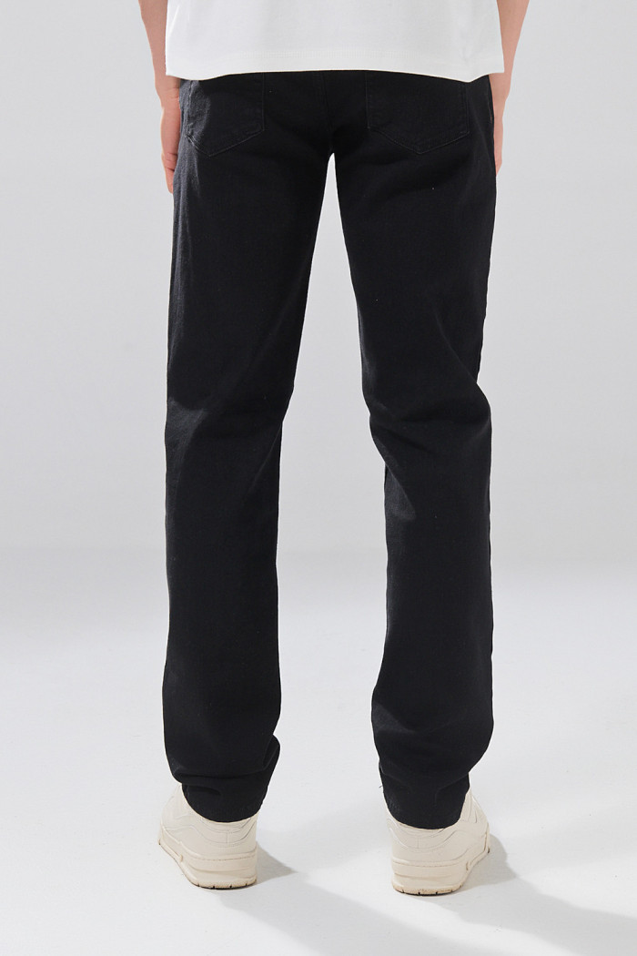 Jean infaltables slim negro con botón y tiro bajo
