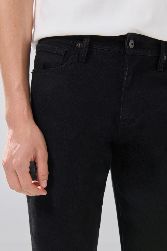 Jean infaltables slim negro con botón y tiro bajo
