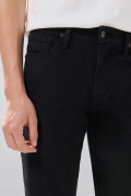 Jean infaltables slim negro con botón y tiro bajo

