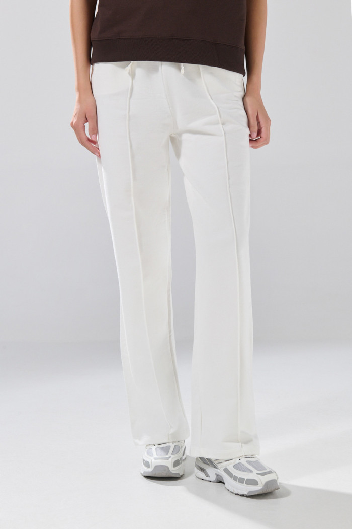 Pantalón unicolor jogger con bota ancha y vena centrada
