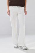 Pantalón unicolor jogger con bota ancha y vena centrada

