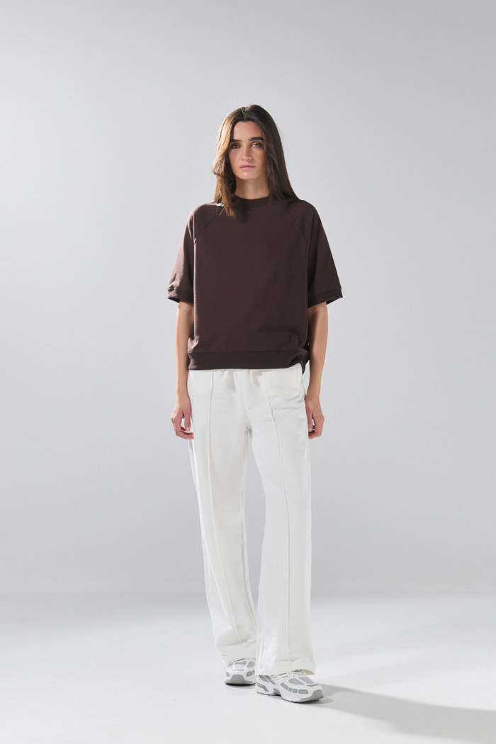 Pantalón unicolor jogger con bota ancha y vena centrada
