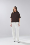 Pantalón unicolor jogger con bota ancha y vena centrada
