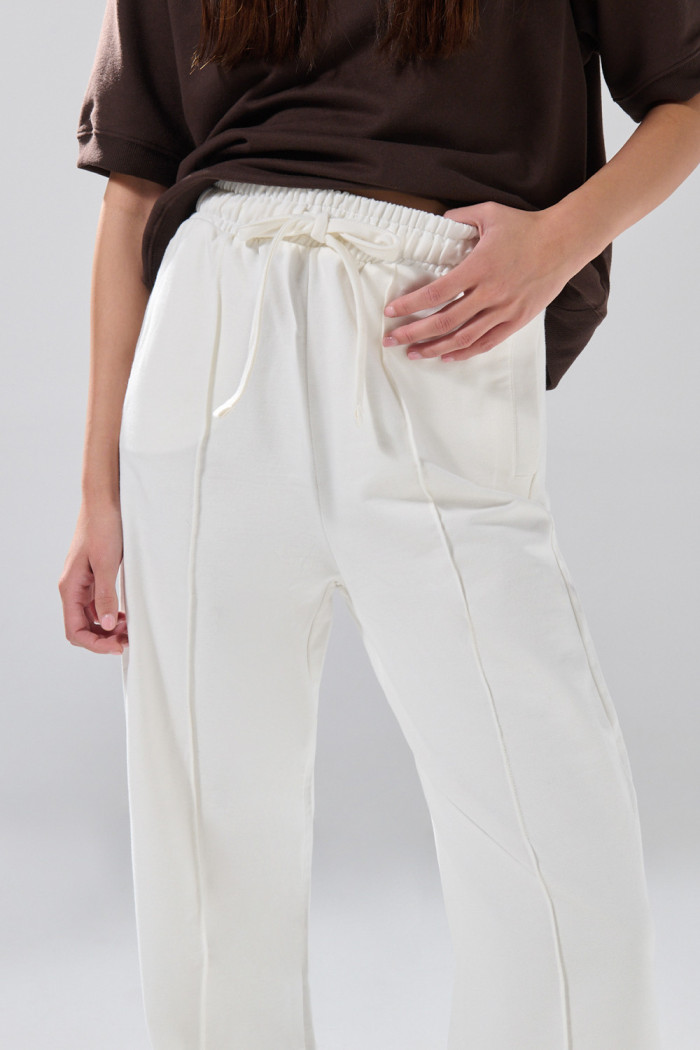 Pantalón unicolor jogger con bota ancha y vena centrada

