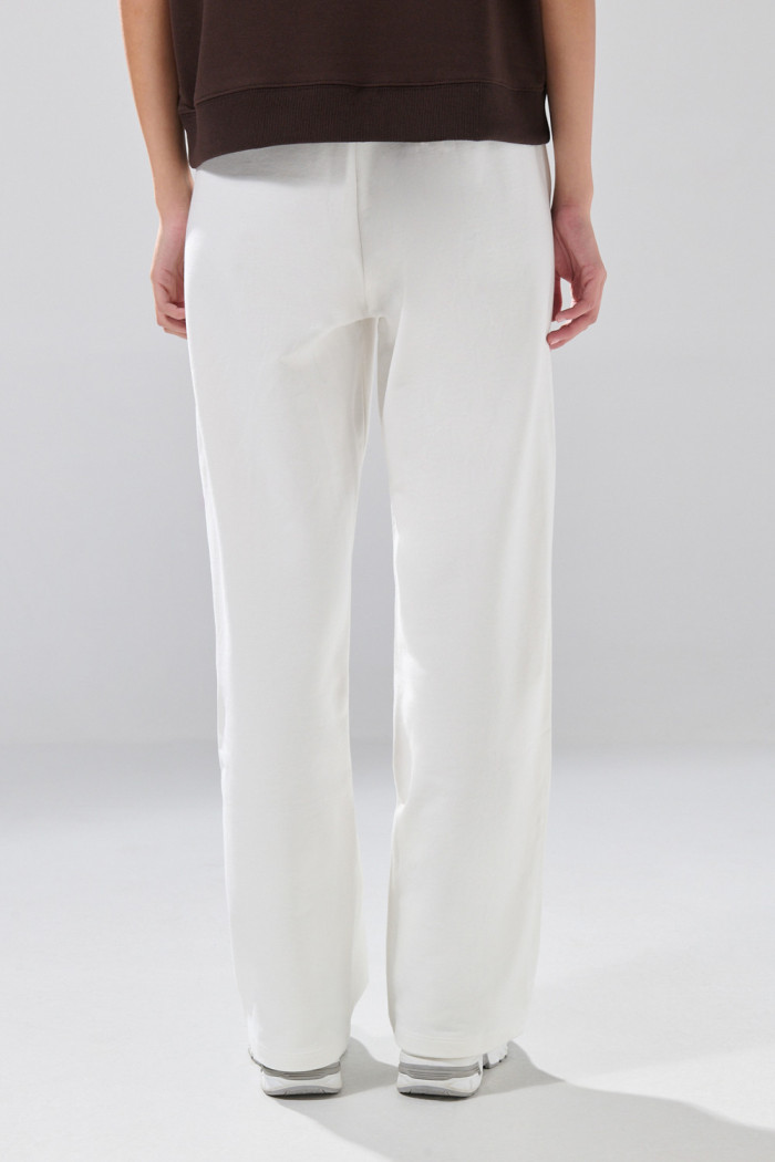 Pantalón unicolor jogger con bota ancha y vena centrada
