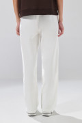 Pantalón unicolor jogger con bota ancha y vena centrada
