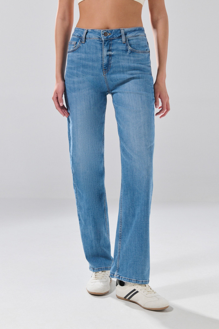 Jean infaltables straight leg azul medio con tiro bajo
