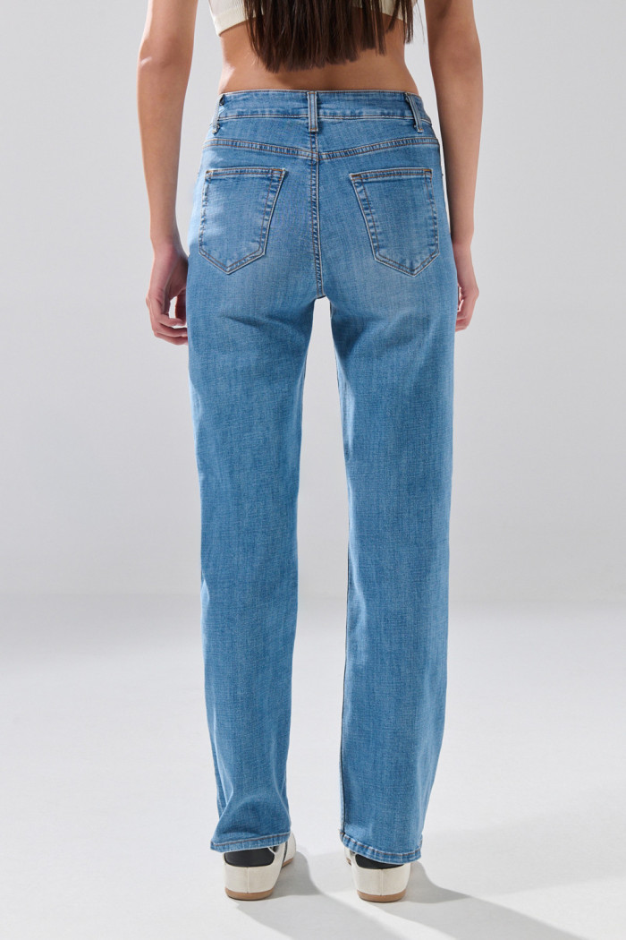 Jean infaltables straight leg azul medio con tiro bajo
