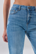 Jean infaltables straight leg azul medio con tiro bajo

