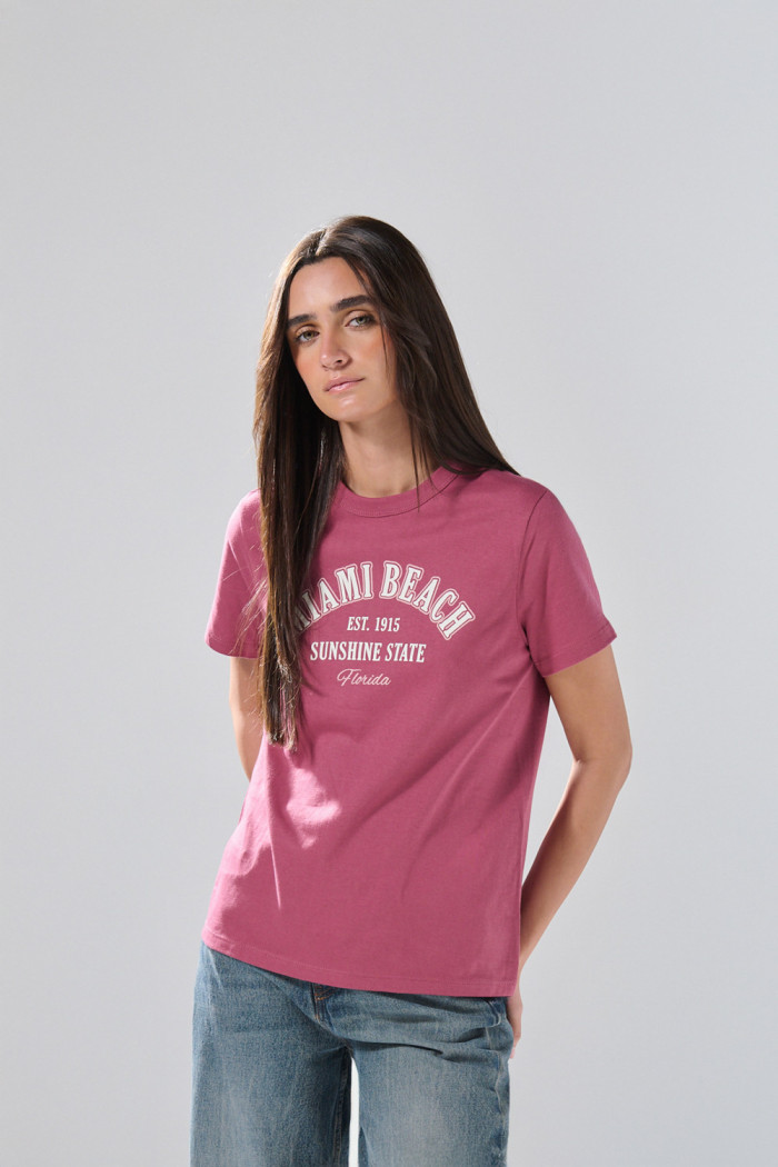 Camiseta rosada oscura college en algodón con cuello redondo
