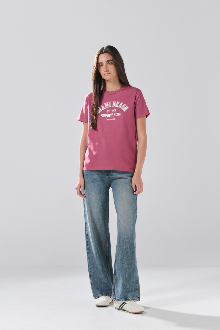 Camiseta rosada oscura college en algodón con cuello redondo
