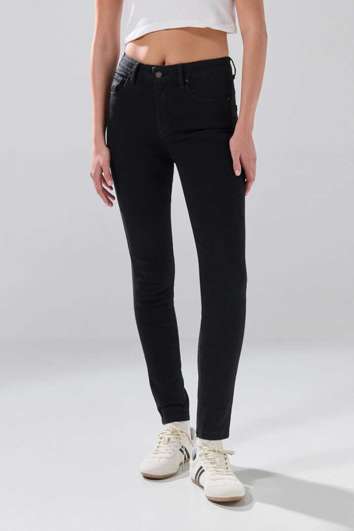 Jean push up infaltables negro con tiro alto y realce 
