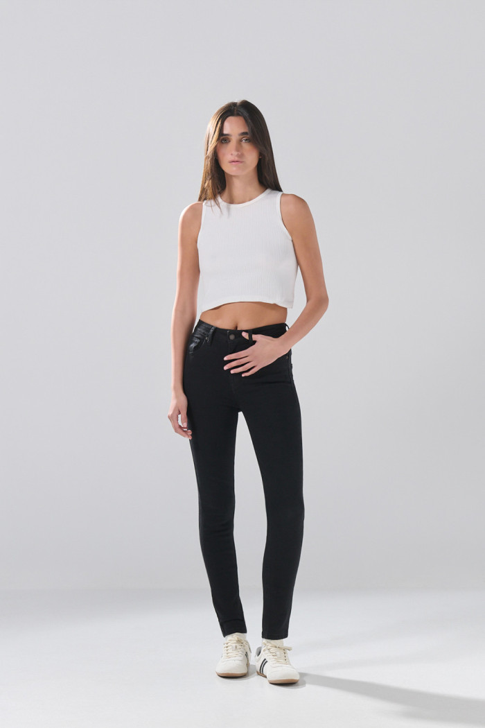 Jean push up infaltables negro con tiro alto y realce 
