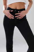 Jean push up infaltables negro con tiro alto y realce 

