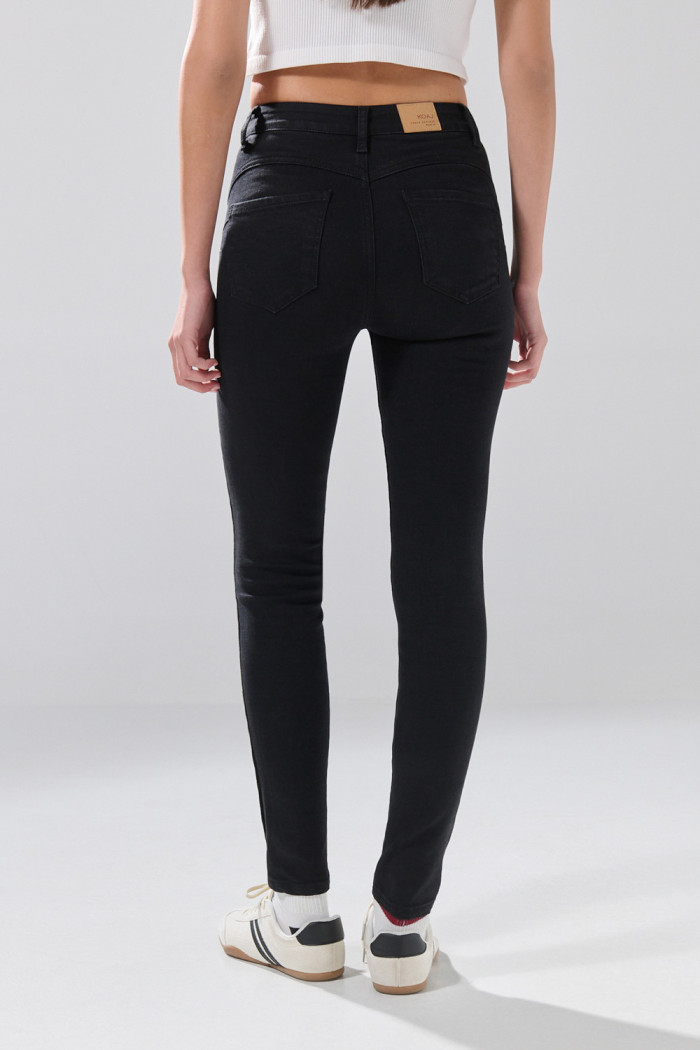 Jean push up infaltables negro con tiro alto y realce 
