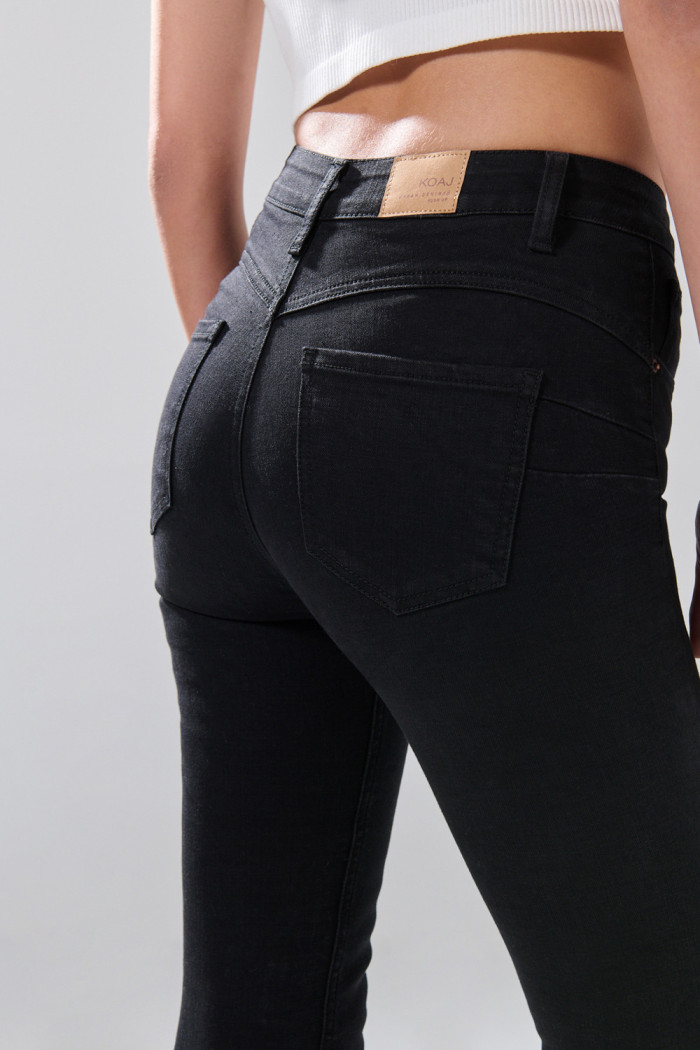 Jean push up infaltables negro con tiro alto y realce 
