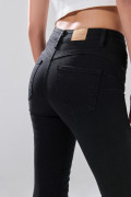 Jean push up infaltables negro con tiro alto y realce 
