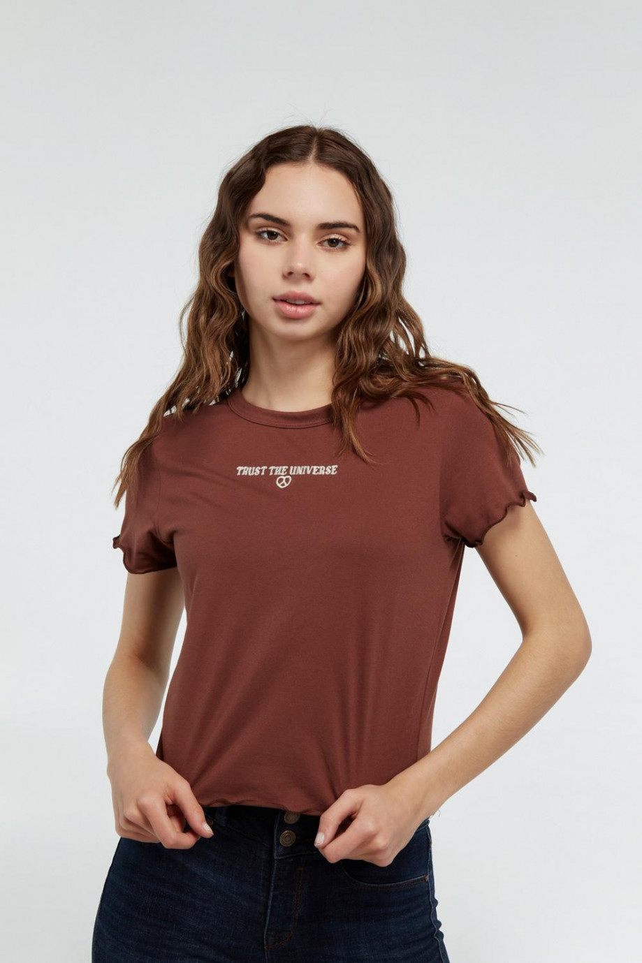 Camiseta unicolor crop top con bordado en frente