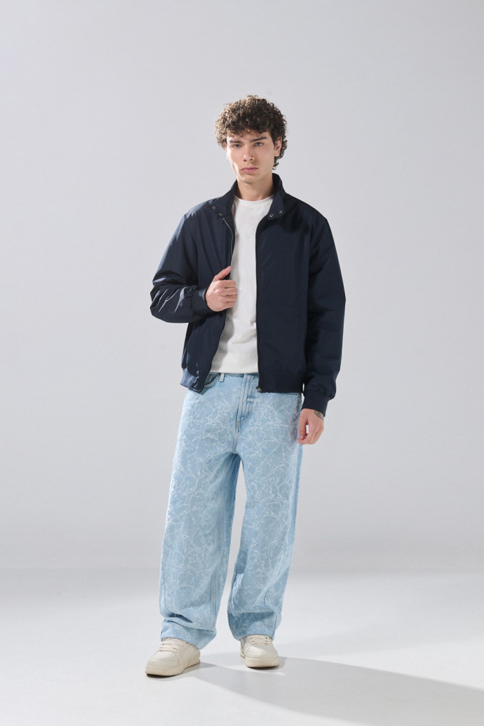 Chaqueta unicolor bomber con cuello alto y broches
