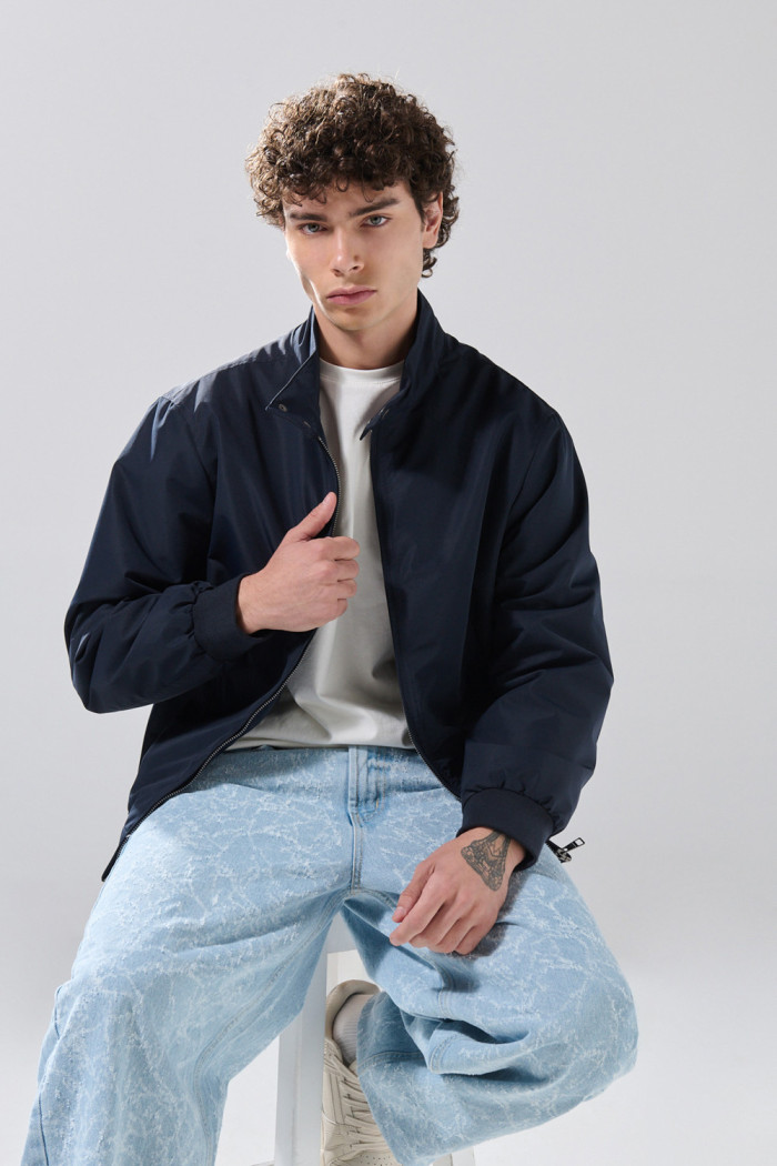 Chaqueta unicolor bomber con cuello alto y broches