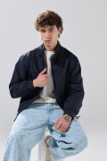 Chaqueta unicolor bomber con cuello alto y broches