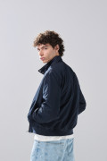 Chaqueta unicolor bomber con cuello alto y broches