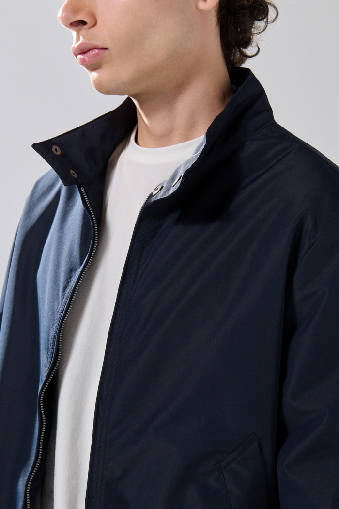 Chaqueta unicolor bomber con cuello alto y broches