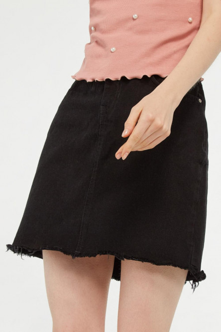 Falda en jean tiro alto negra con bordes deshilados