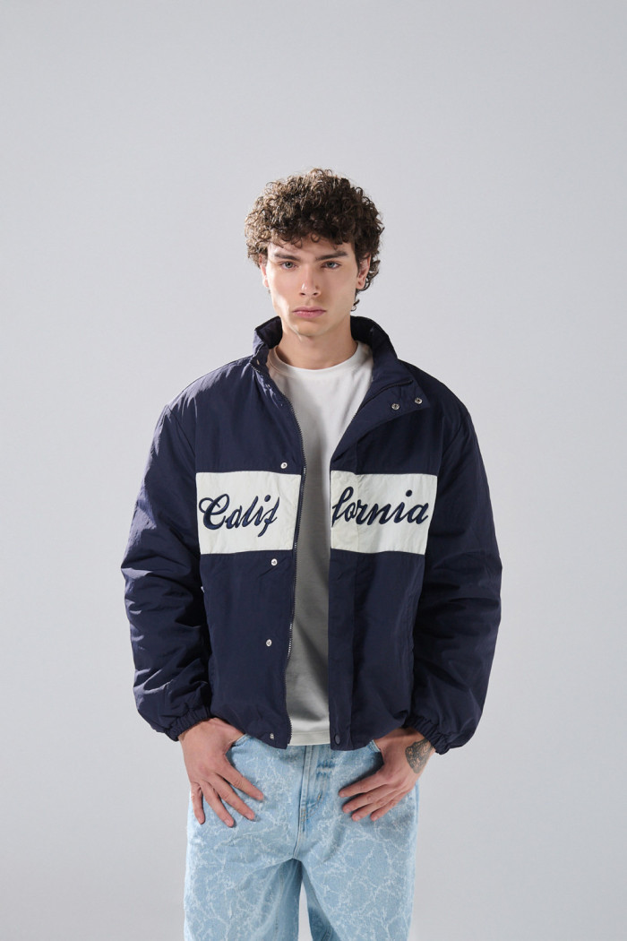 Chaqueta unicolor acolchada college con cuello alto