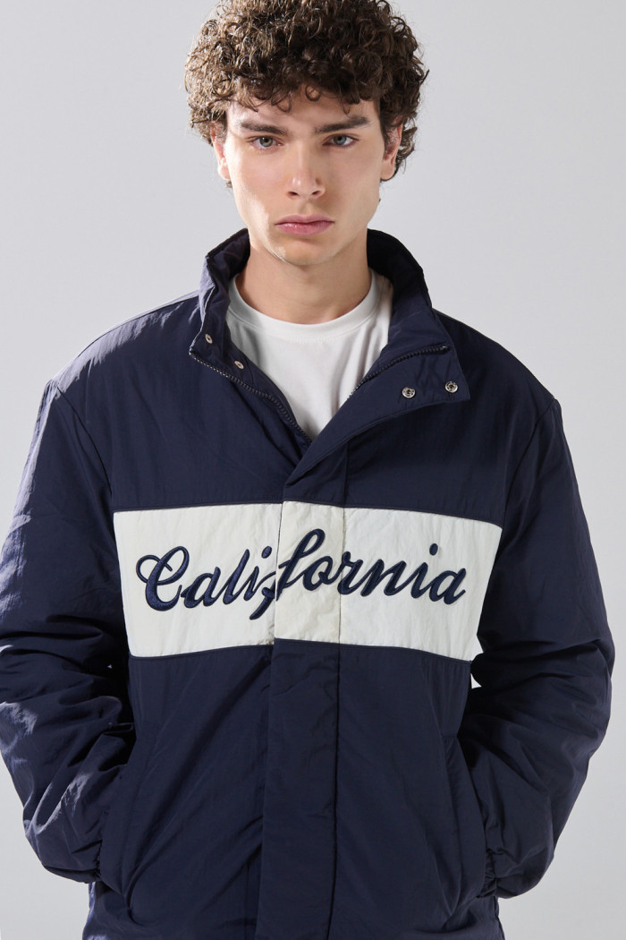 Chaqueta unicolor acolchada college con cuello alto