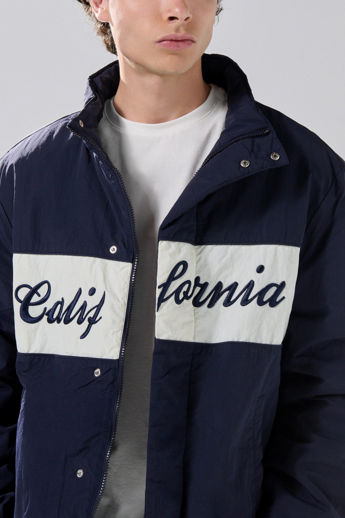 Chaqueta unicolor acolchada college con cuello alto