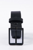 Cinturón sintético negro con hebilla cuadrada al tono