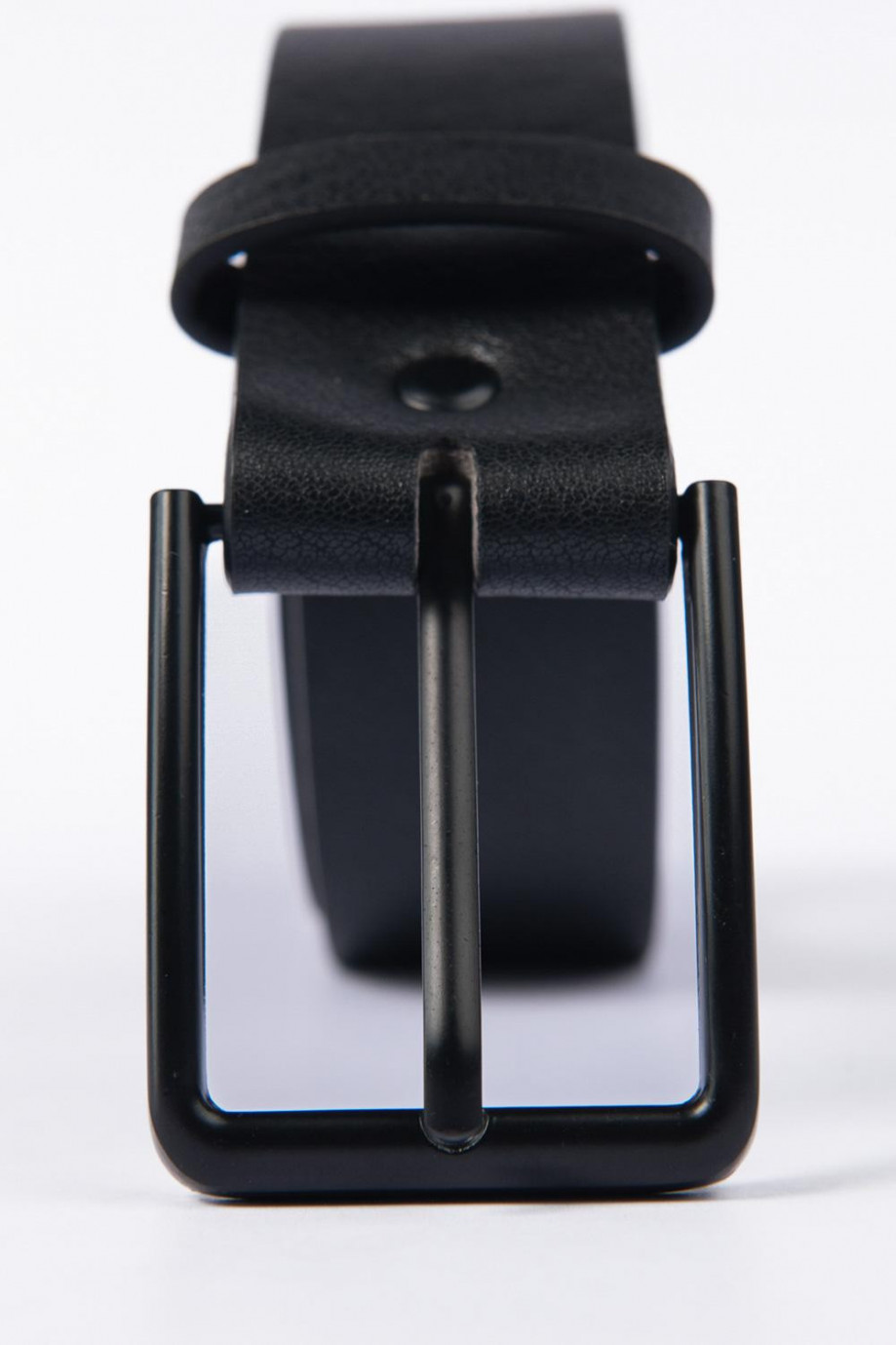 Cinturón sintético negro con hebilla cuadrada al tono