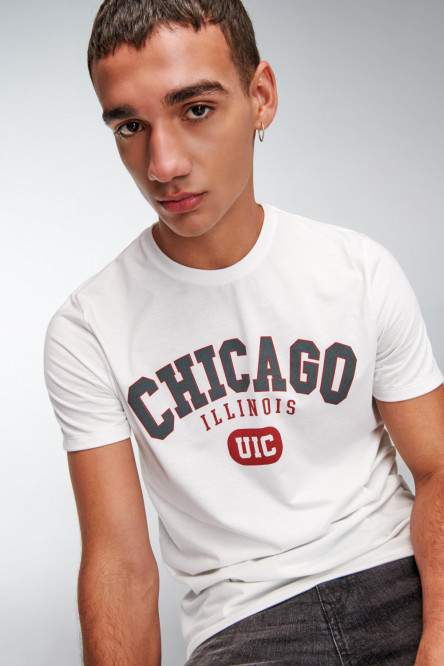 Camiseta manga corta crema clara con texto de Chicago estampado
